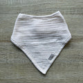 Baby Halstuch aus Musselin in Creme, mit Namen bestickt