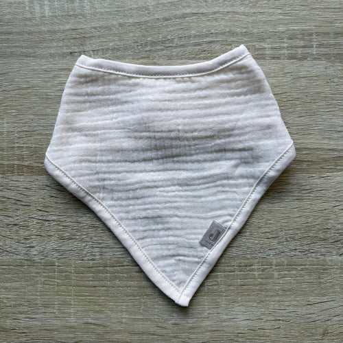 Baby Halstuch aus Musselin in Creme, mit Namen bestickt