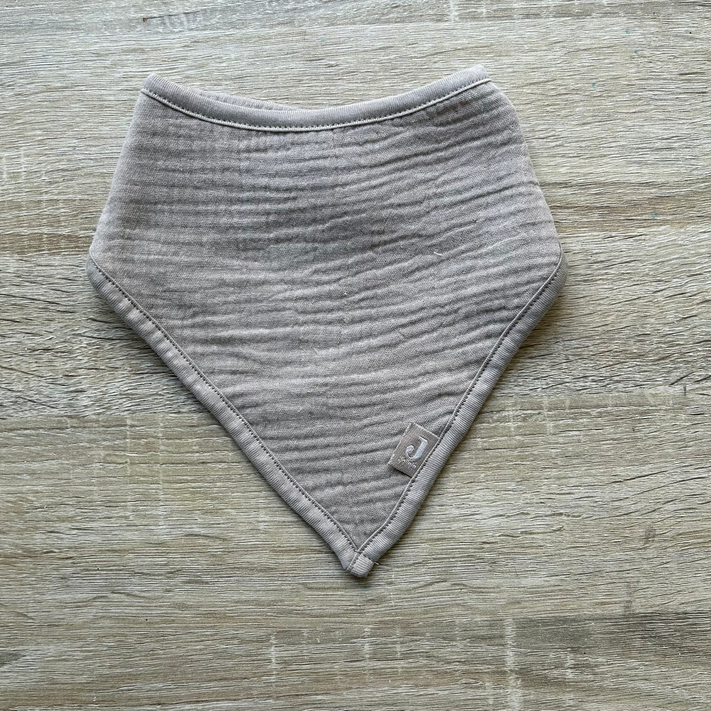 Baby Halstuch aus Musselin in Eukalyptus, mit Namen bestickt