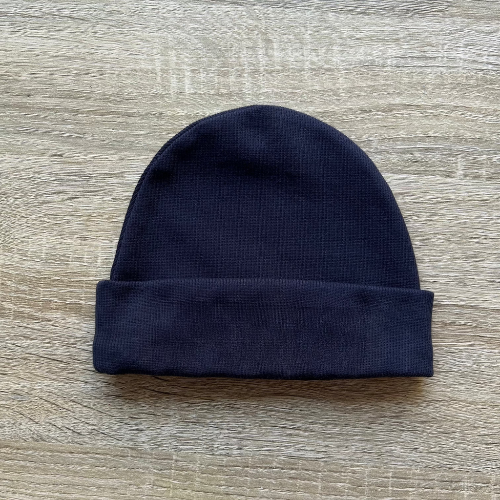 Baby Haube in Dunkelblau mit Namensstickerei