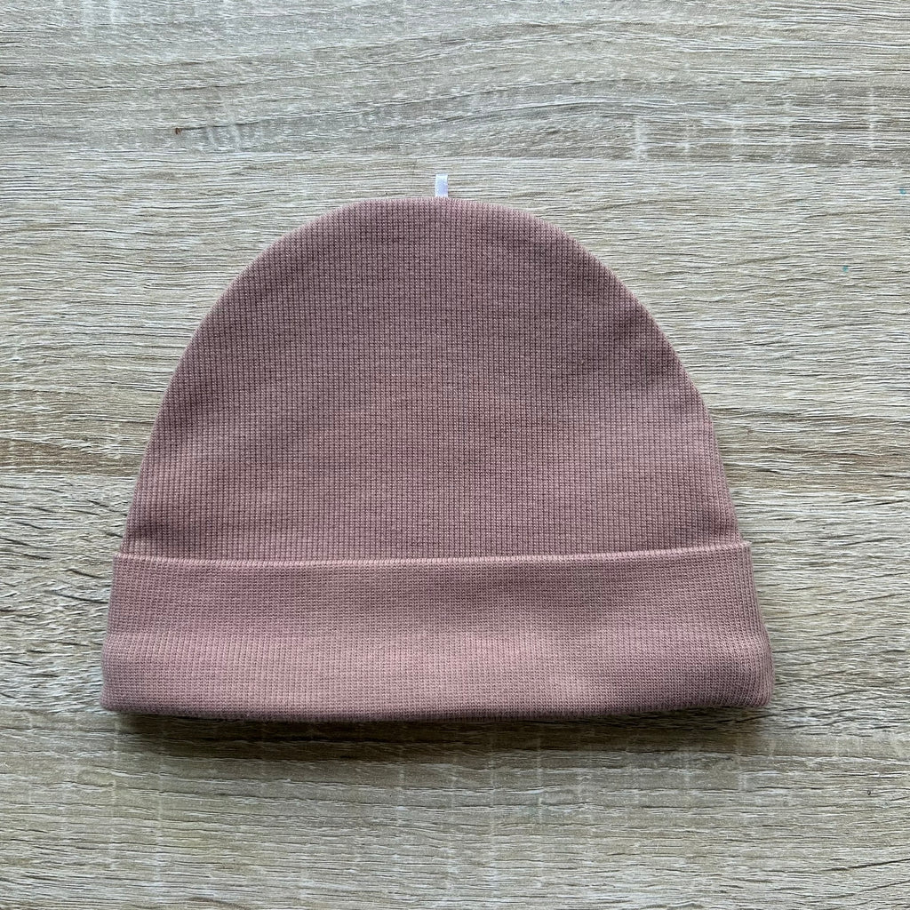 Baby Haube in Hellbraun mit Namensstickerei