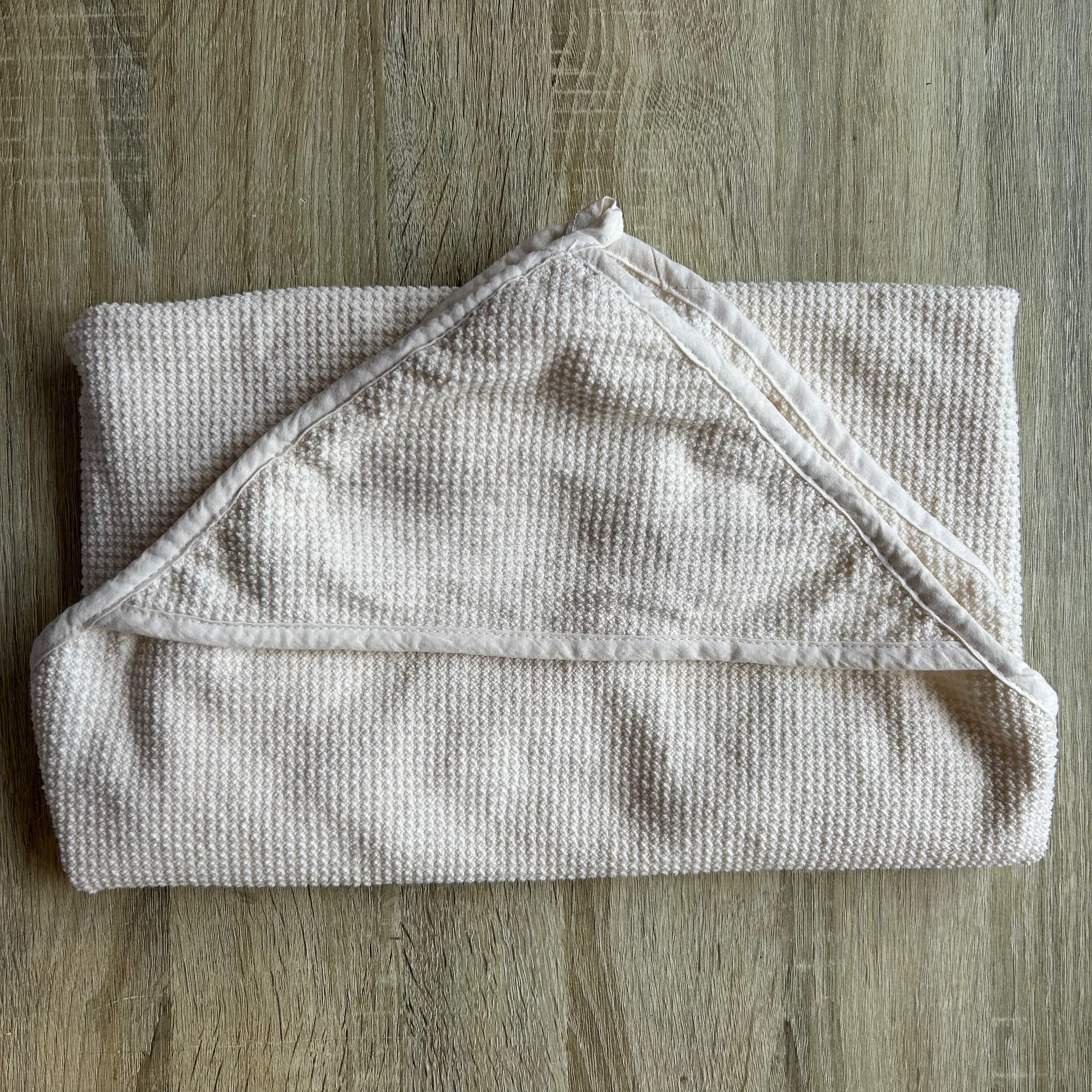 Baby Kapuzenhandtuch in Creme aus Baumwolle, mit Namensstickerei
