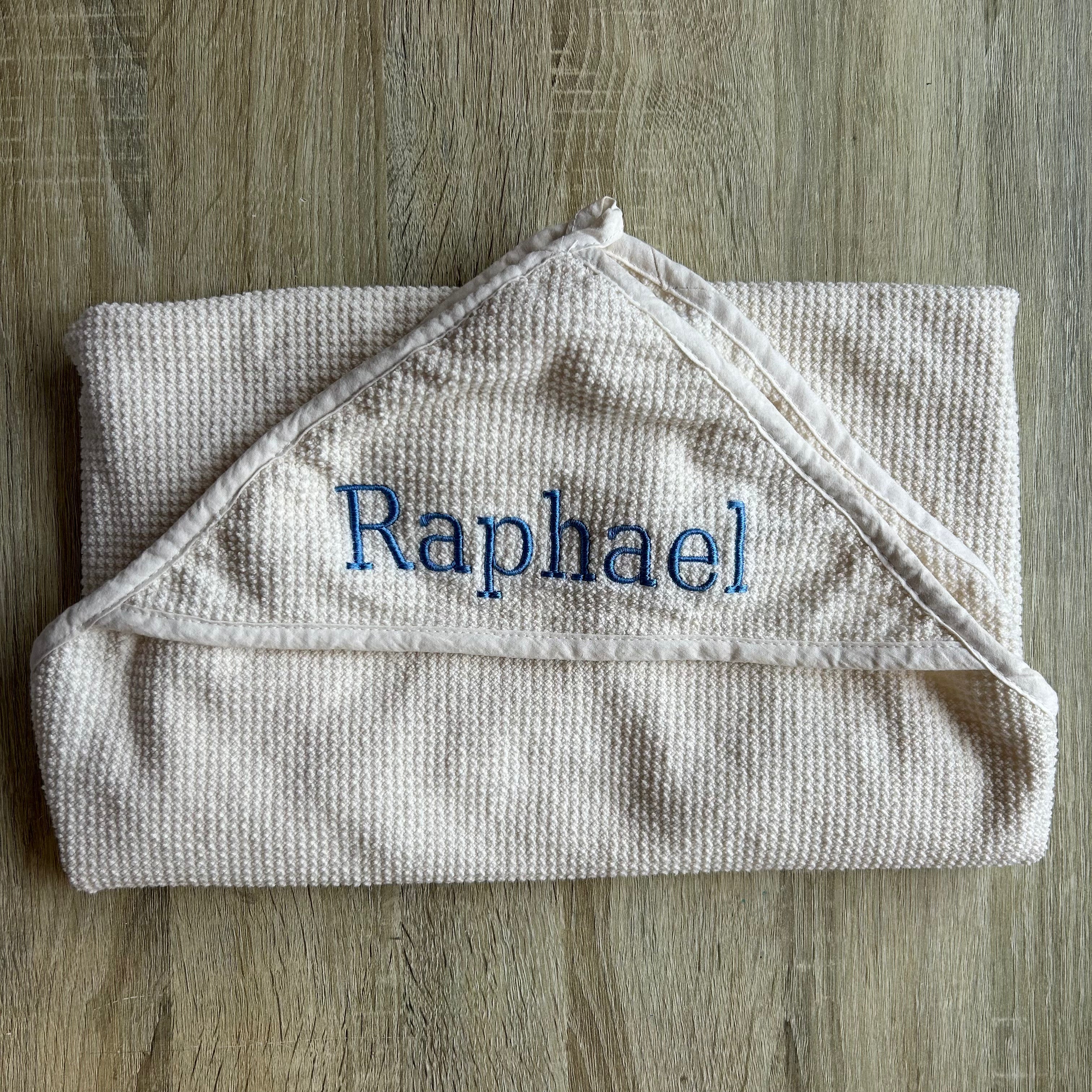 Baby Kapuzenhandtuch aus Waffelstoff mit Namen bestickt