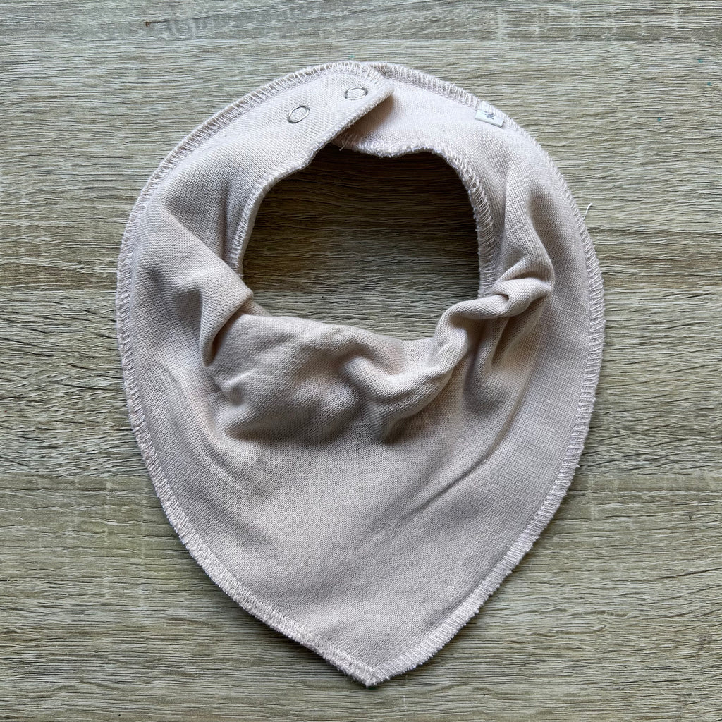 Baby Lätzchen in Beige, personalisiert mit Namen bestickt