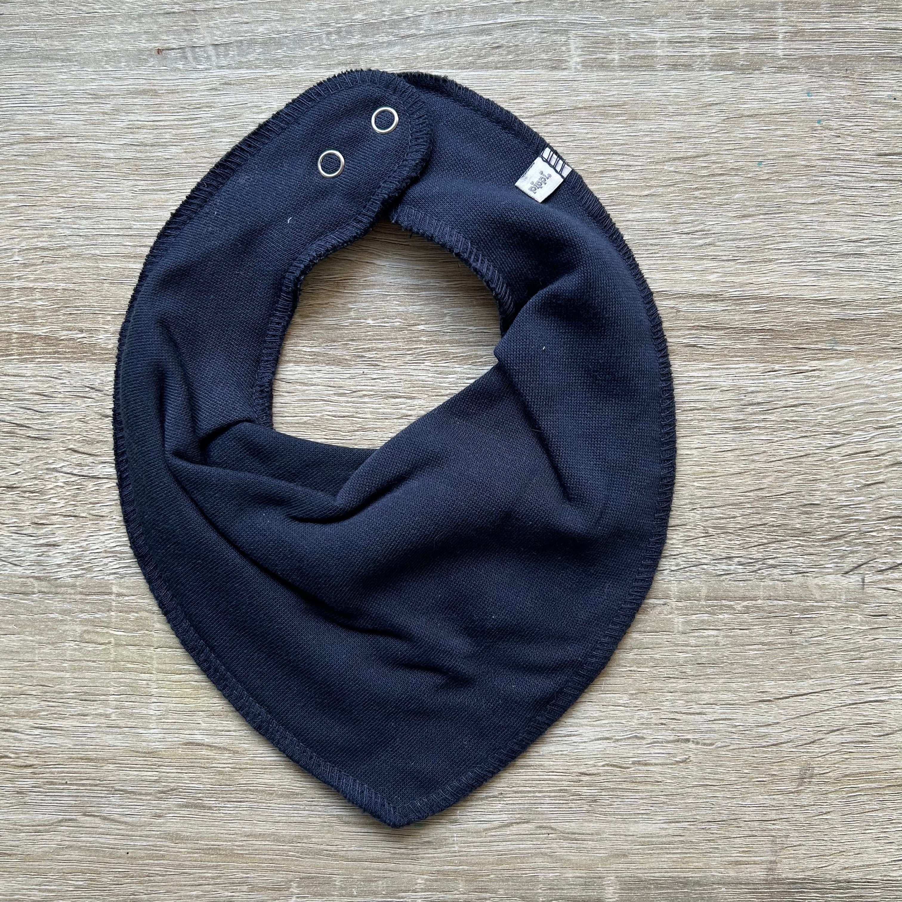 Baby Lätzchen in Dunkelblau, personalisiert mit Namen bestickt