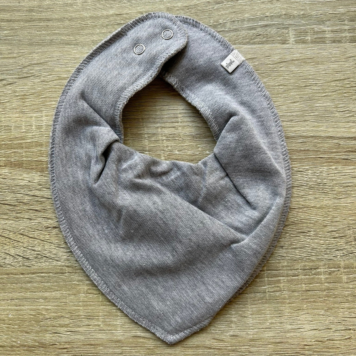 Baby Lätzchen in Grau, personalisiert mit Namen bestickt