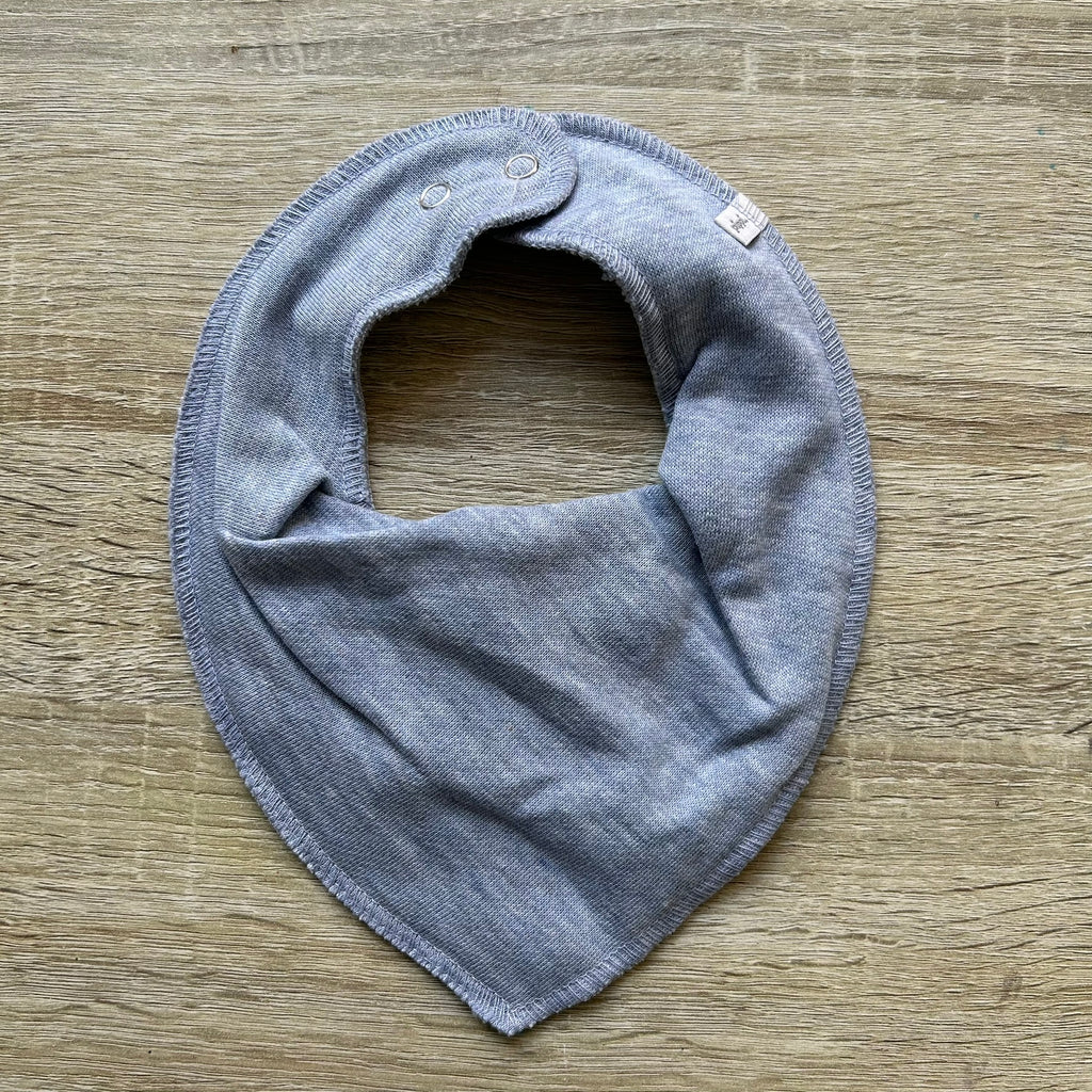 Baby Lätzchen in Hellblau, personalisiert mit Namen bestickt