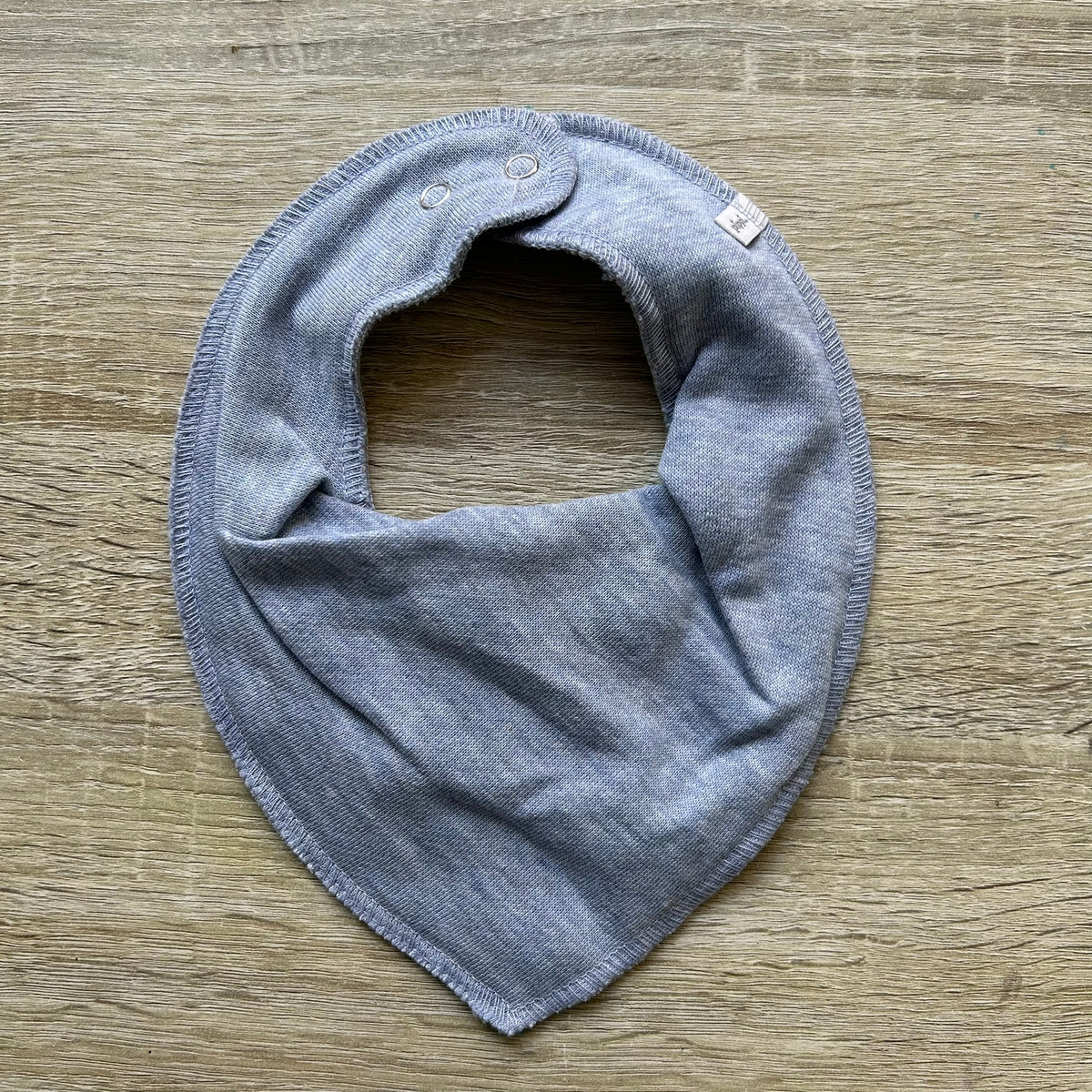 Baby Lätzchen in Hellblau, personalisiert mit Namen bestickt
