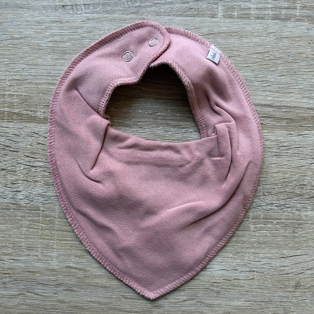 Baby Lätzchen in Hellrosa, personalisiert mit Namen bestickt