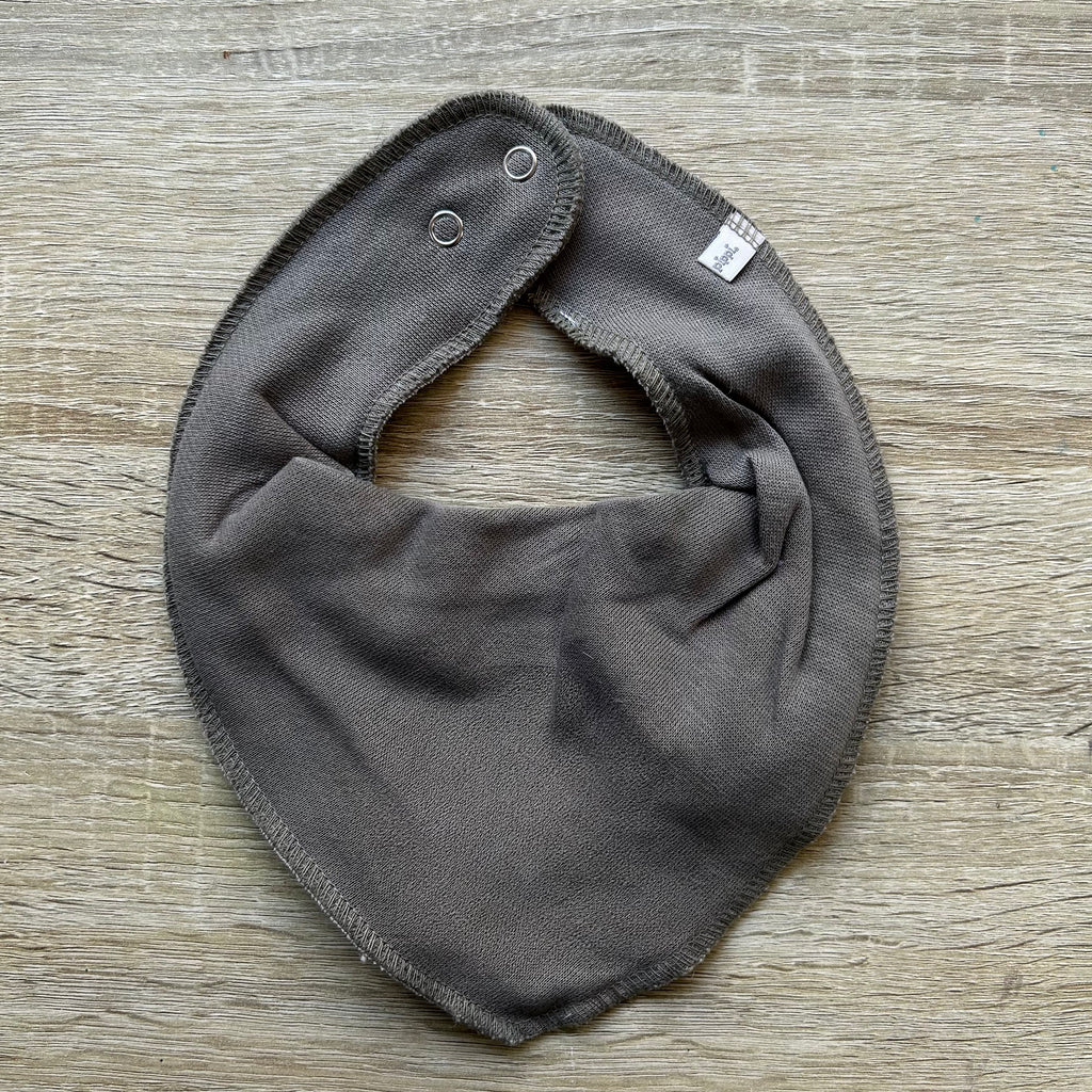Baby Lätzchen in Olivegrün, personalisiert mit Namen bestickt