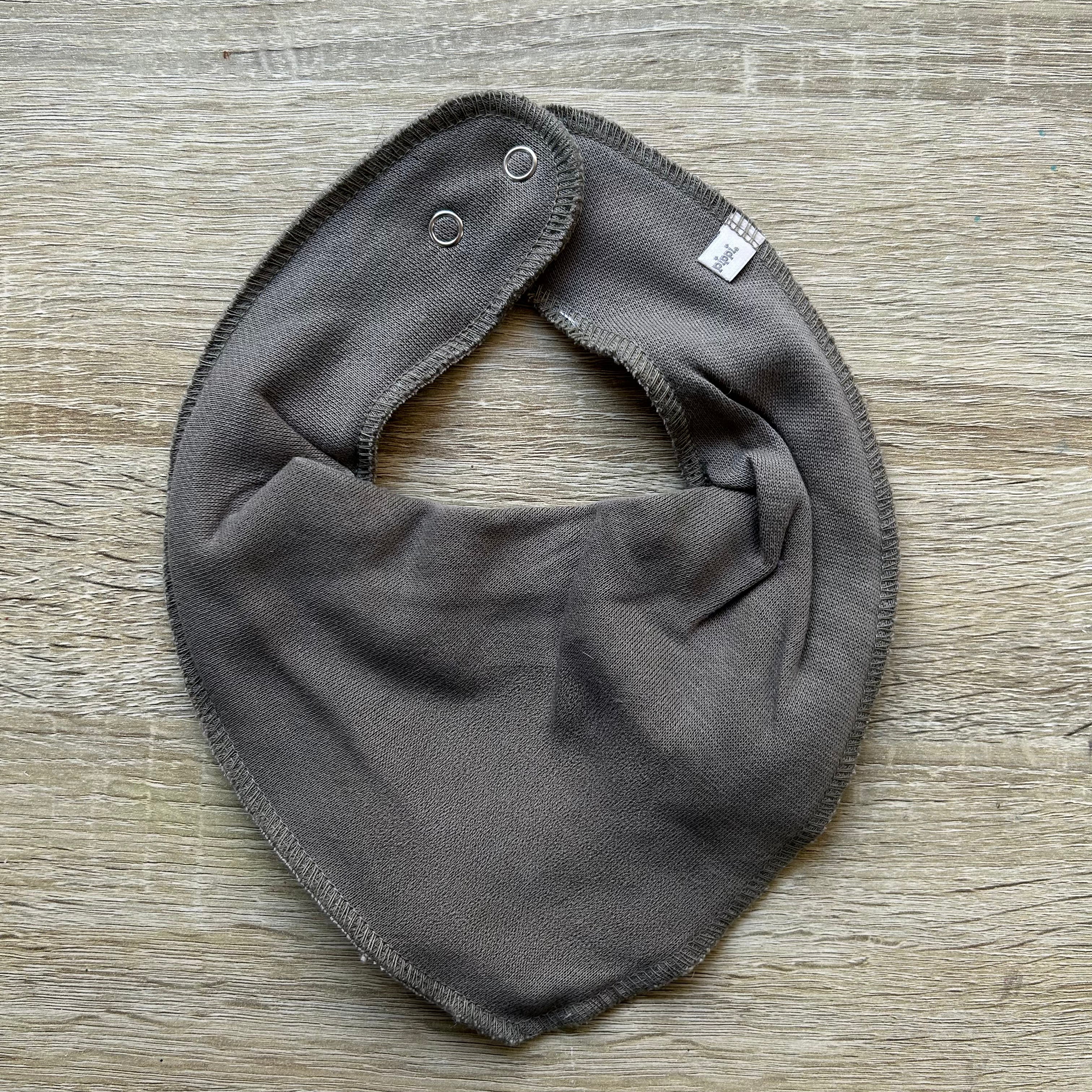 Baby Lätzchen in Olivegrün, personalisiert mit Namen bestickt