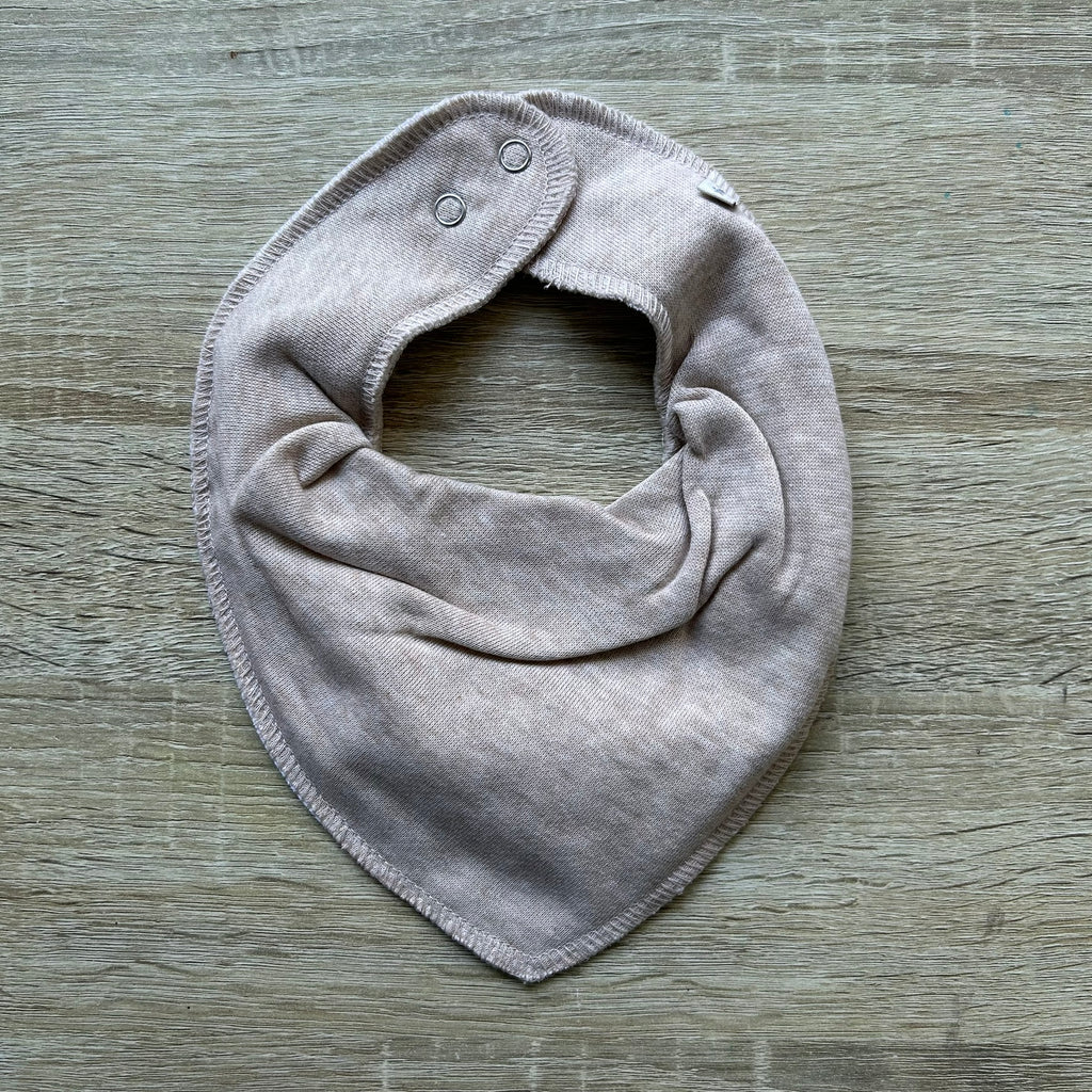 Baby Lätzchen in Sand, personalisiert mit Namen bestickt