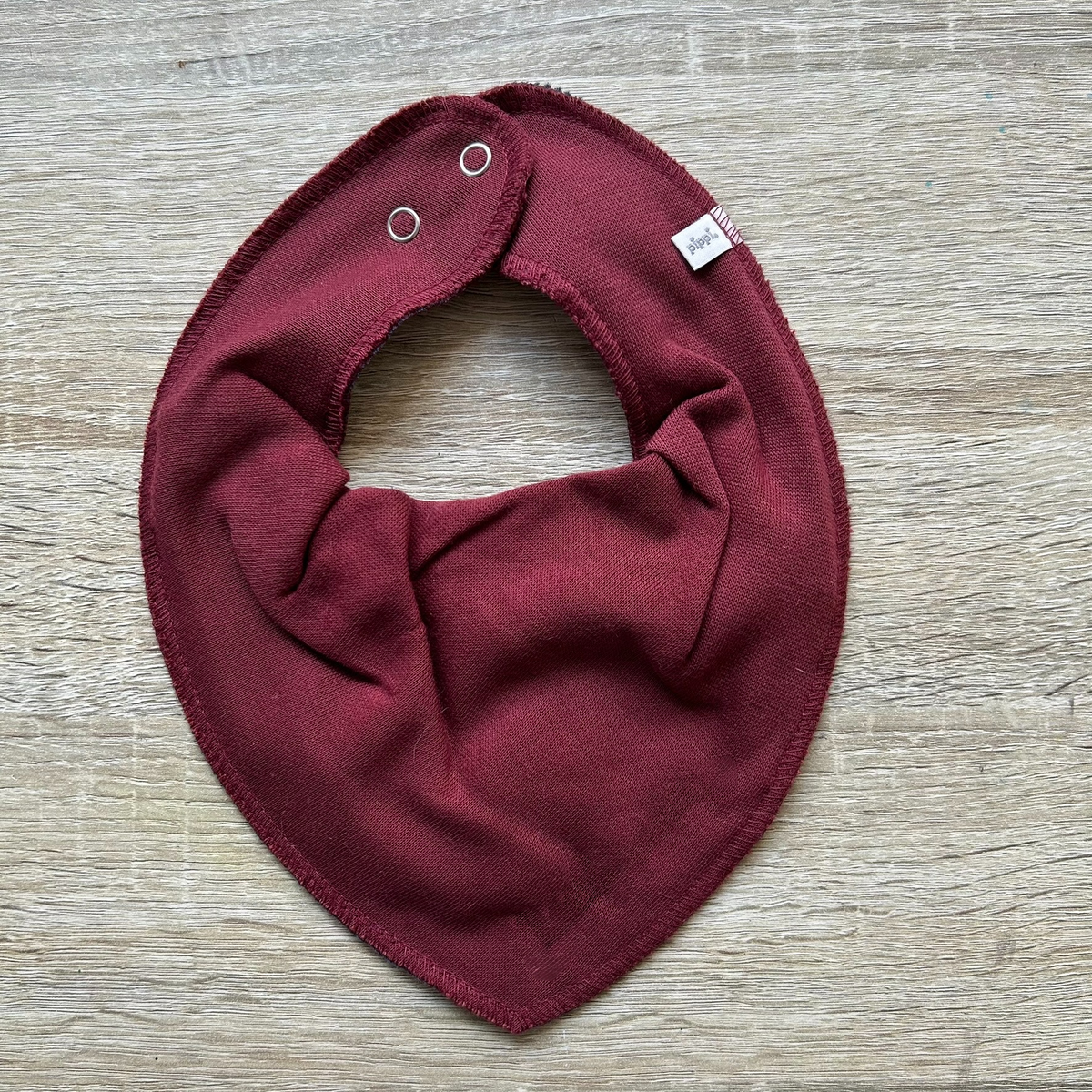 Baby Lätzchen in Weinrot, personalisiert mit Namen bestickt